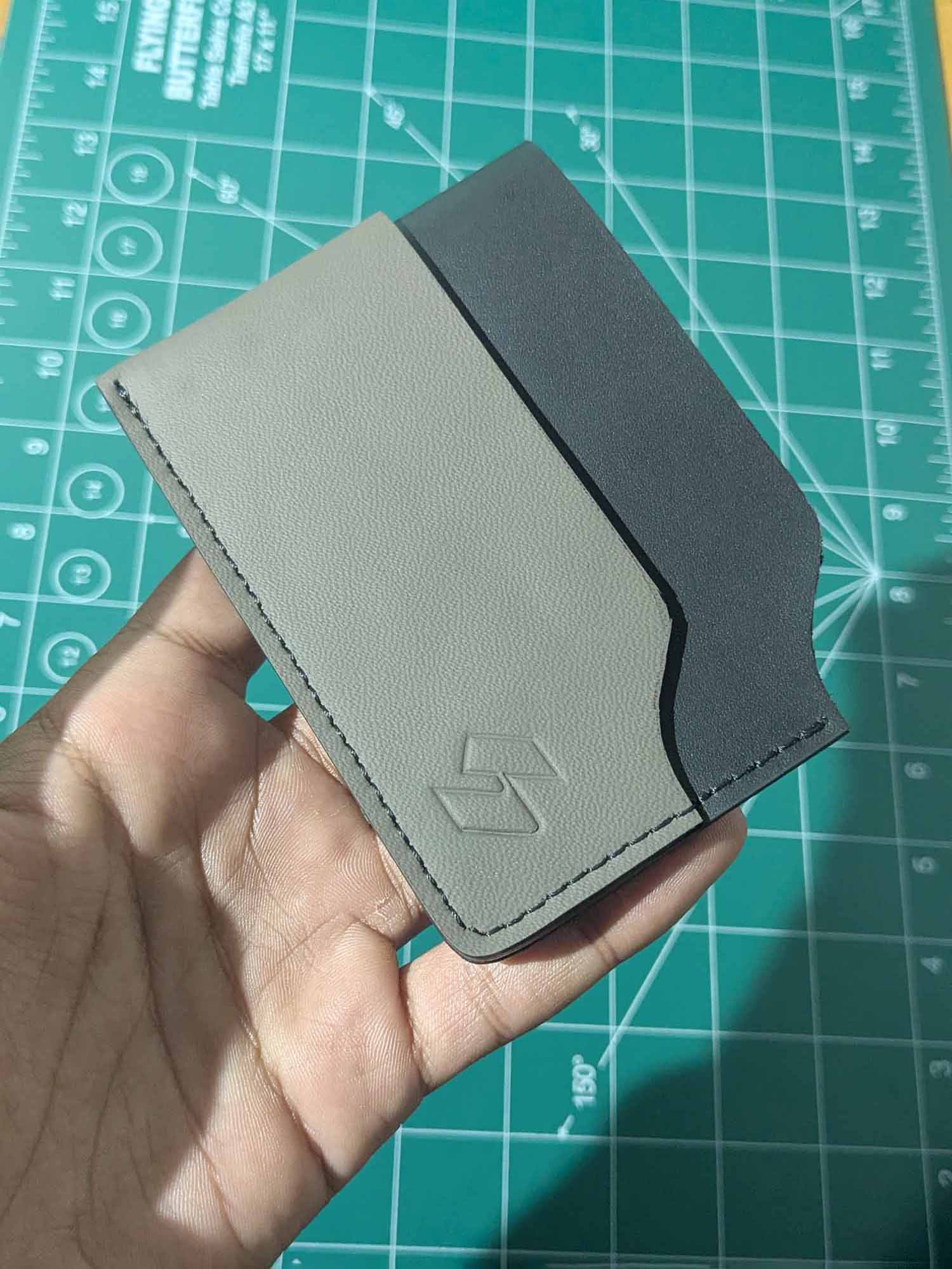 Essential - Card Holder