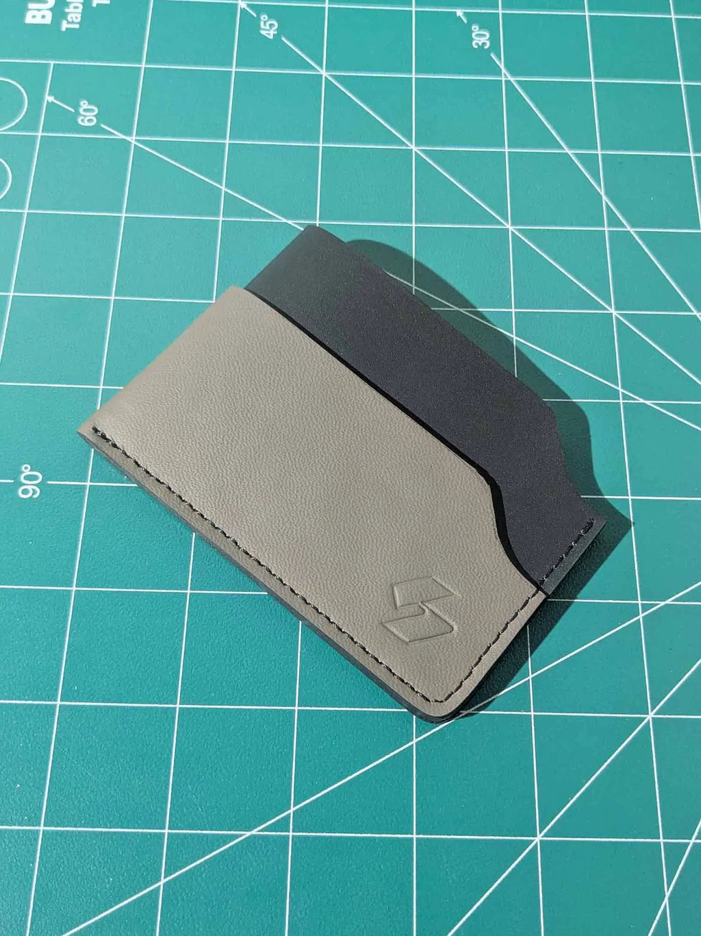 Essential - Card Holder